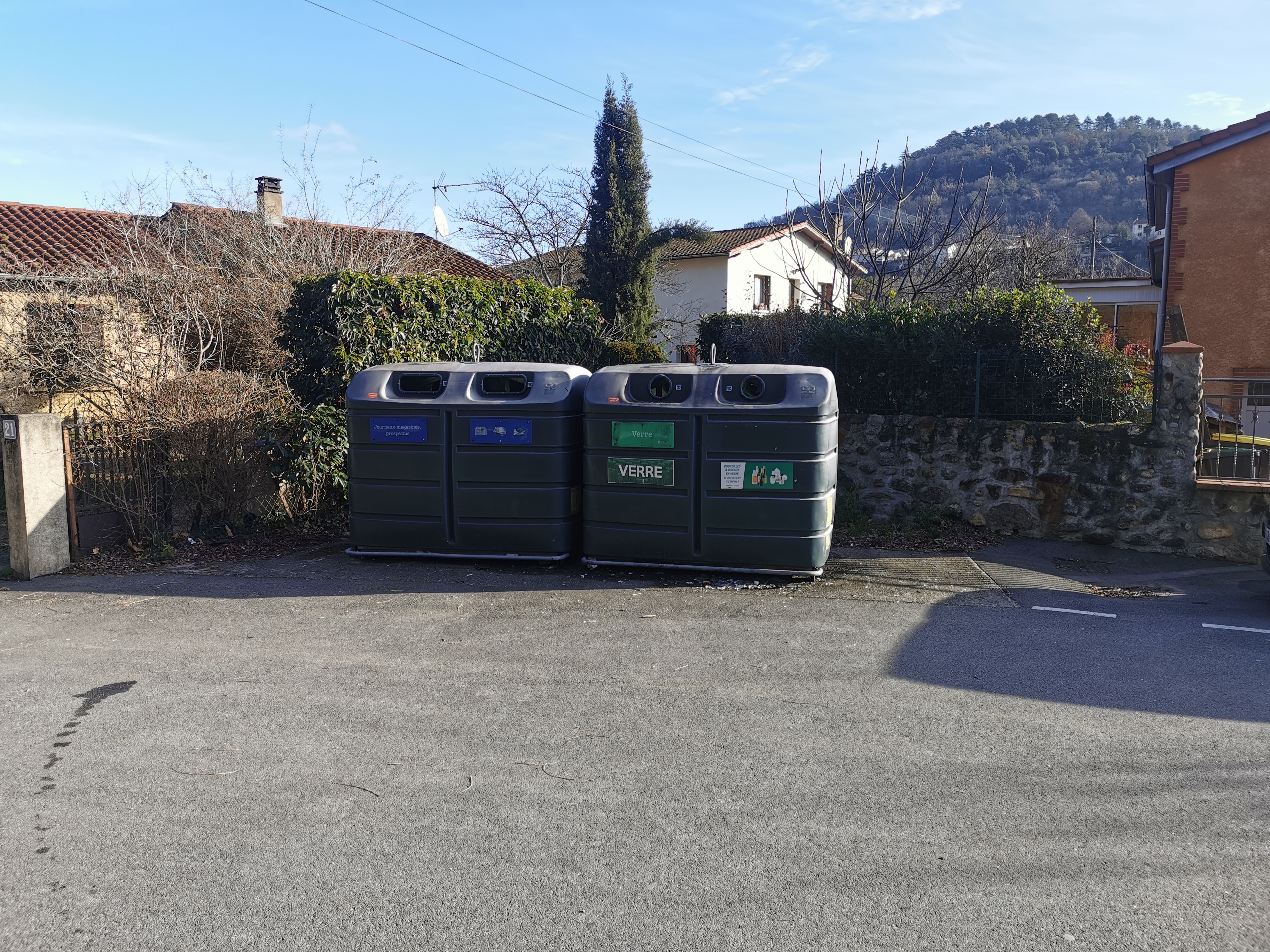 Quartier des Bruilhols à Foix - Bornes de dépôt verre et journaux
