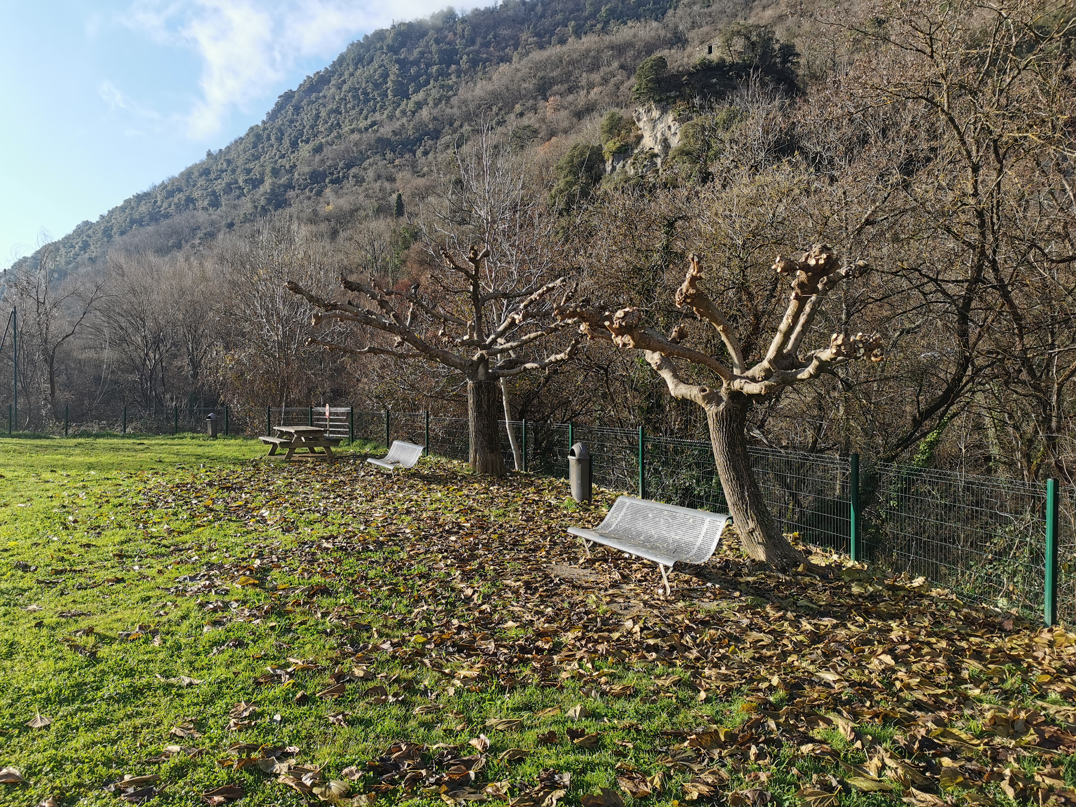 Equipements du quartier des Bruilhols à Foix, bancs, table de pique nique et table de ping pong